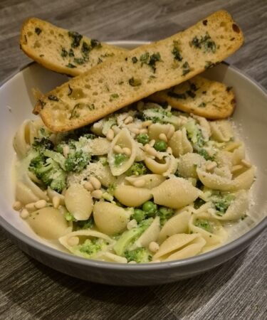Cheesy broccoli pasta