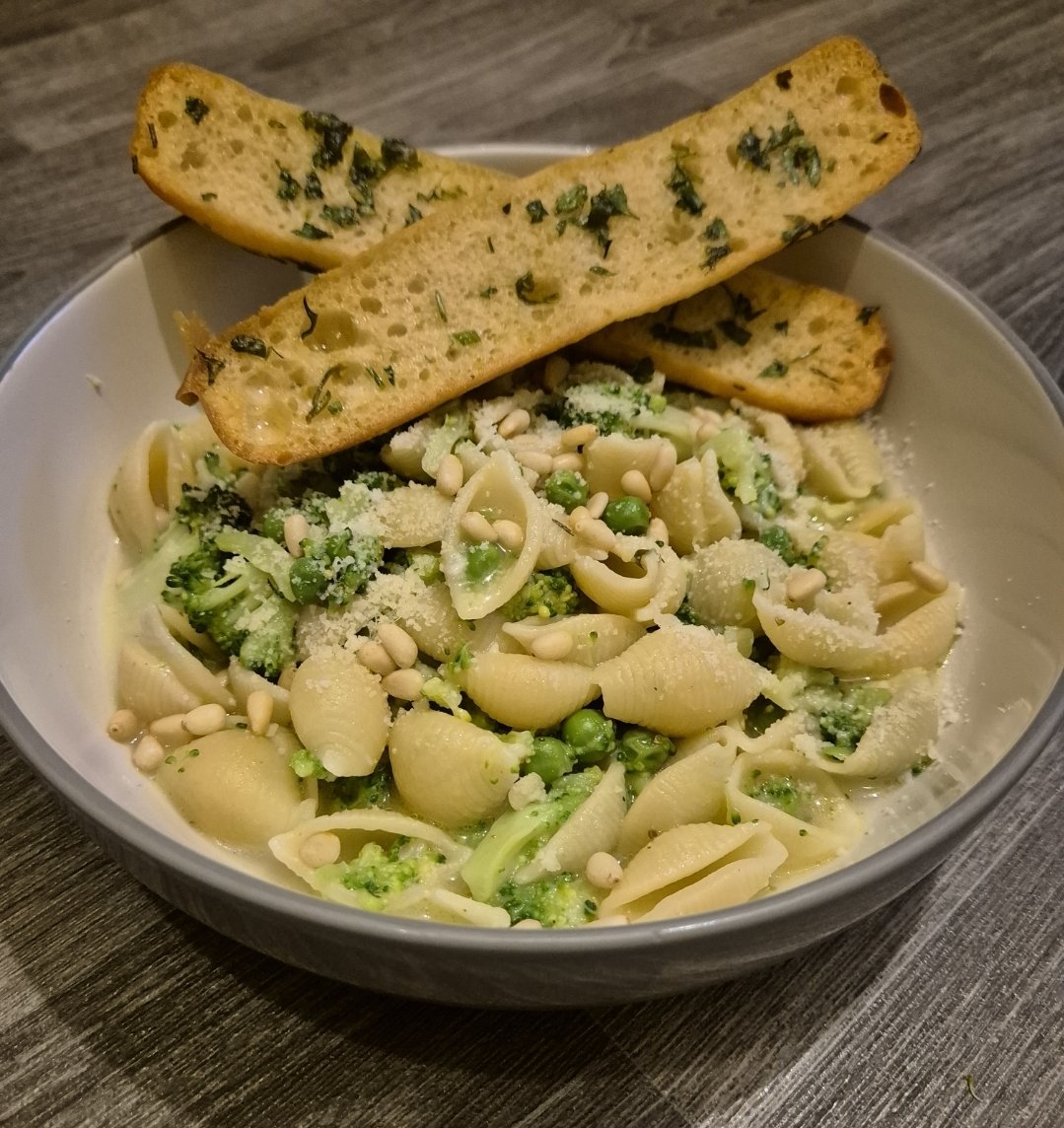 Cheesy broccoli pasta