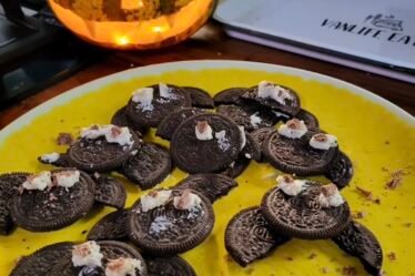 A plate of bat biscuits made from oreo cookies