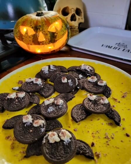 A plate of bat biscuits made from oreo cookies