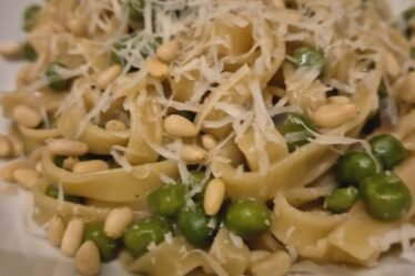 Super easy peas-y one pan pasta recipe